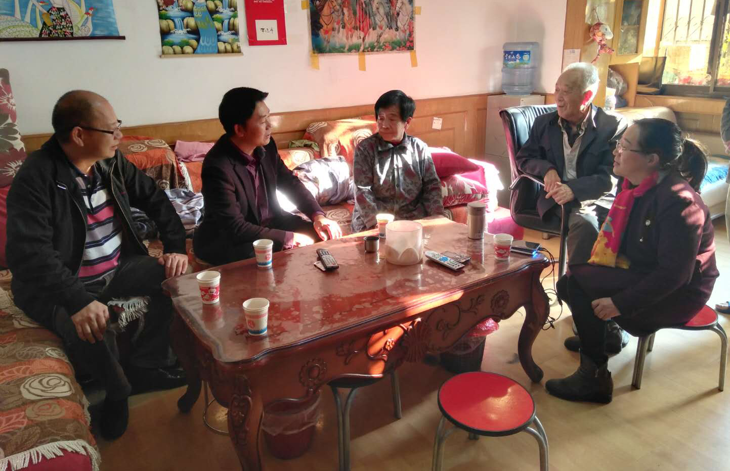 会长王有华,监事长张万辉,副会长饶宝静及秘书处一行代表商会进行