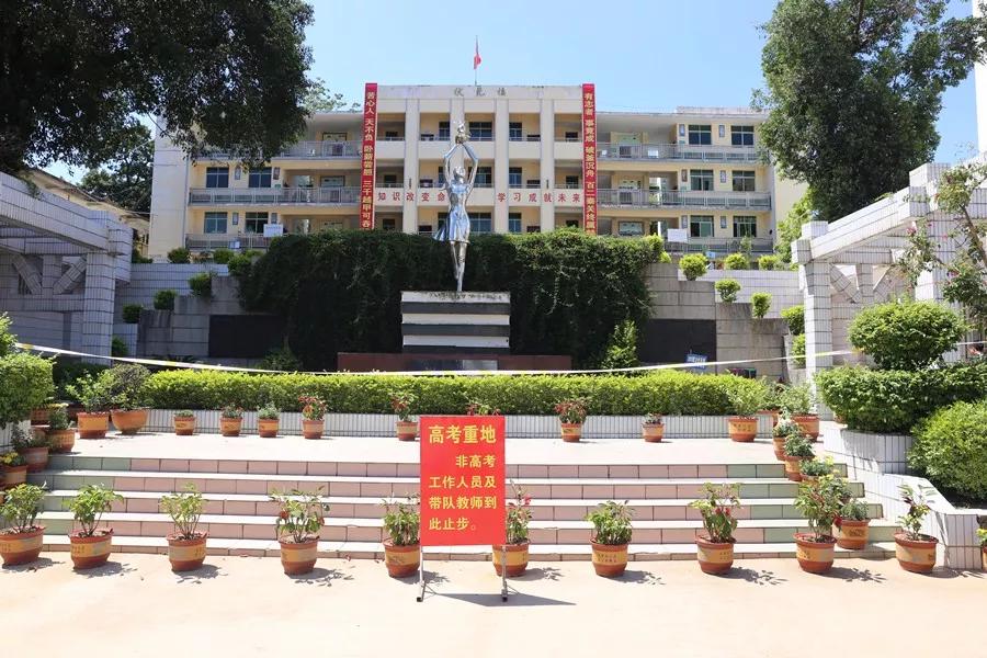 华坪县一中一名考生进入全省理科前50名,目前成绩处于