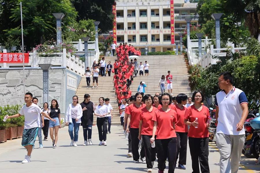 华坪县一中一名考生进入全省理科前50名,目前成绩处于