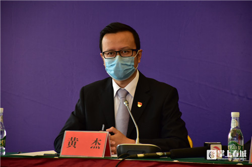 昆明市委宣传部副部长,市政府新闻办主任黄杰主持发布会,市卫生健康